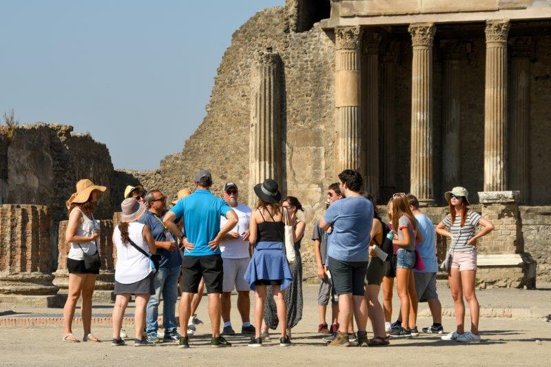 Grupo de visitantes en Pompeya