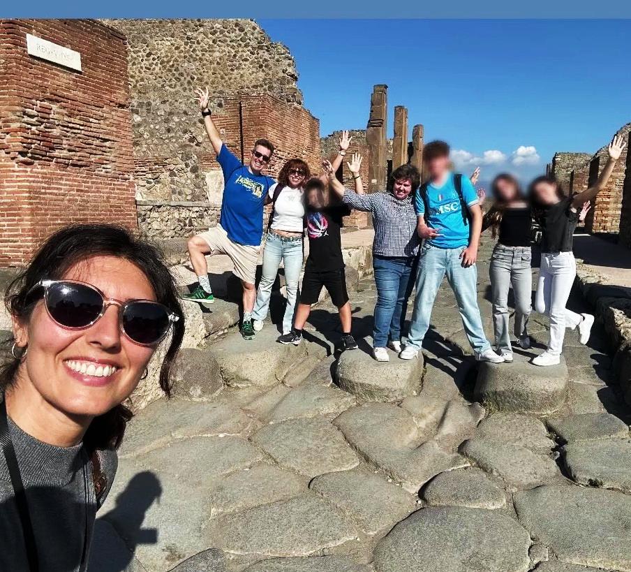 Familia con niños descubriendo las ruinas de Pompeya durante una visita guiada familiar