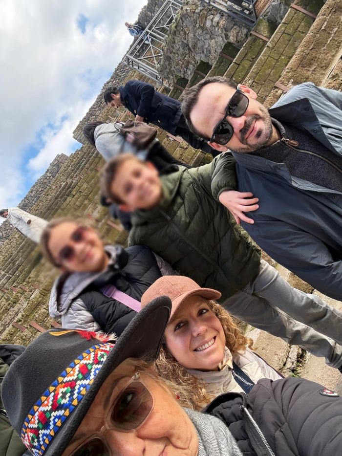 Familia con niños disfrutando de una visita guiada en Pompeya adaptada a familias