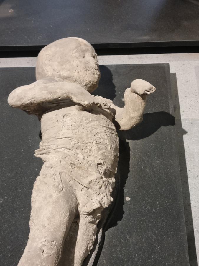 molde de víctima de Pompeya observado durante nuestras visitas guiadas en el yacimiento arqueológico