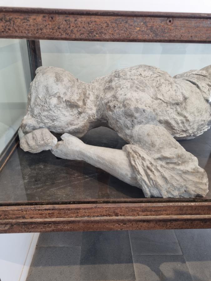 molde de cuerpo de Pompeya conservado en el yacimiento arqueológico durante nuestras visitas guiadas