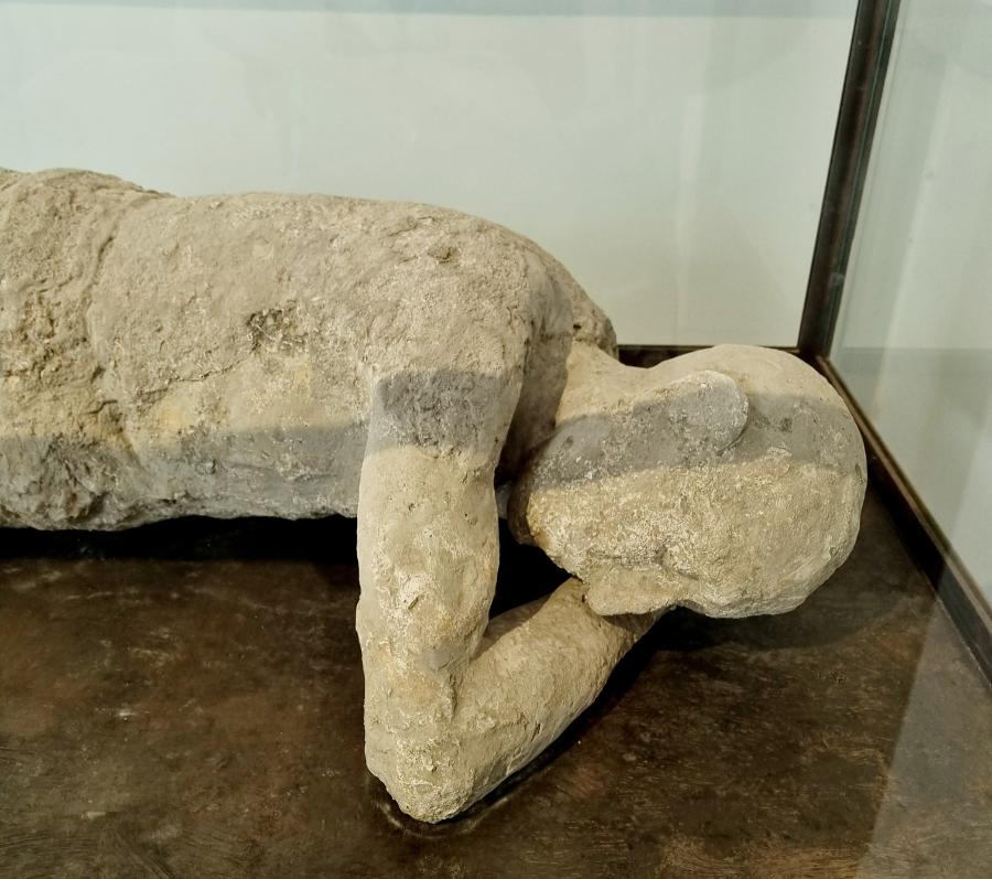 detalle de un molde de víctima de Pompeya fotografiado durante nuestras visitas guiadas en el yacimiento arqueológico
