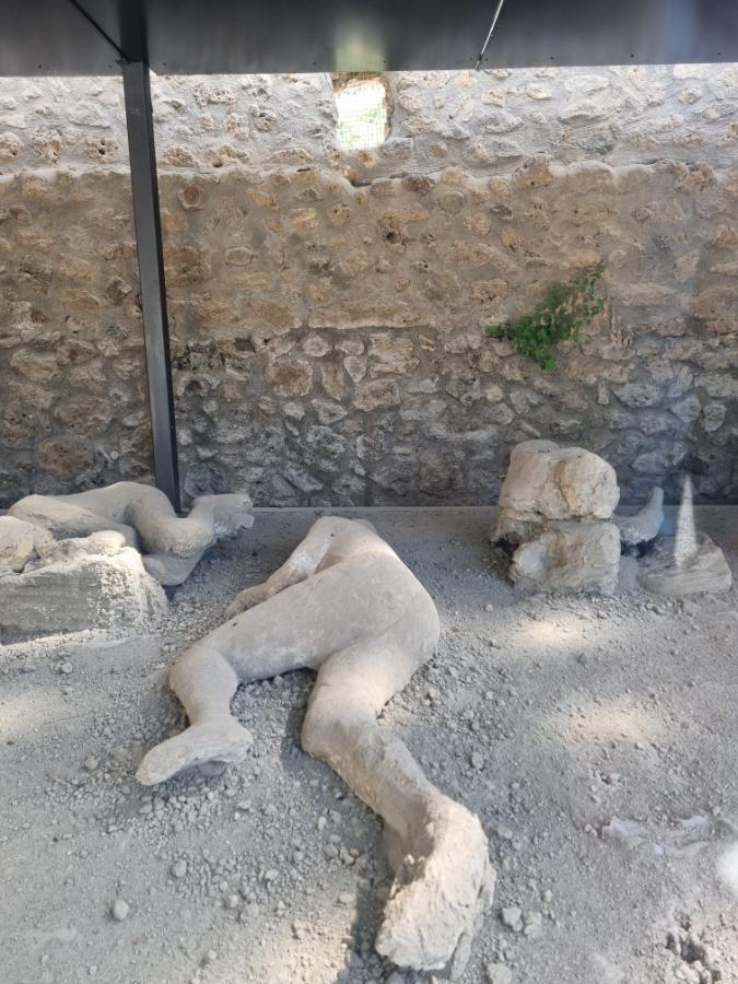 molde de cuerpo de Pompeya víctima de la erupción del Vesubio visto durante nuestras visitas guiadas en Pompeya