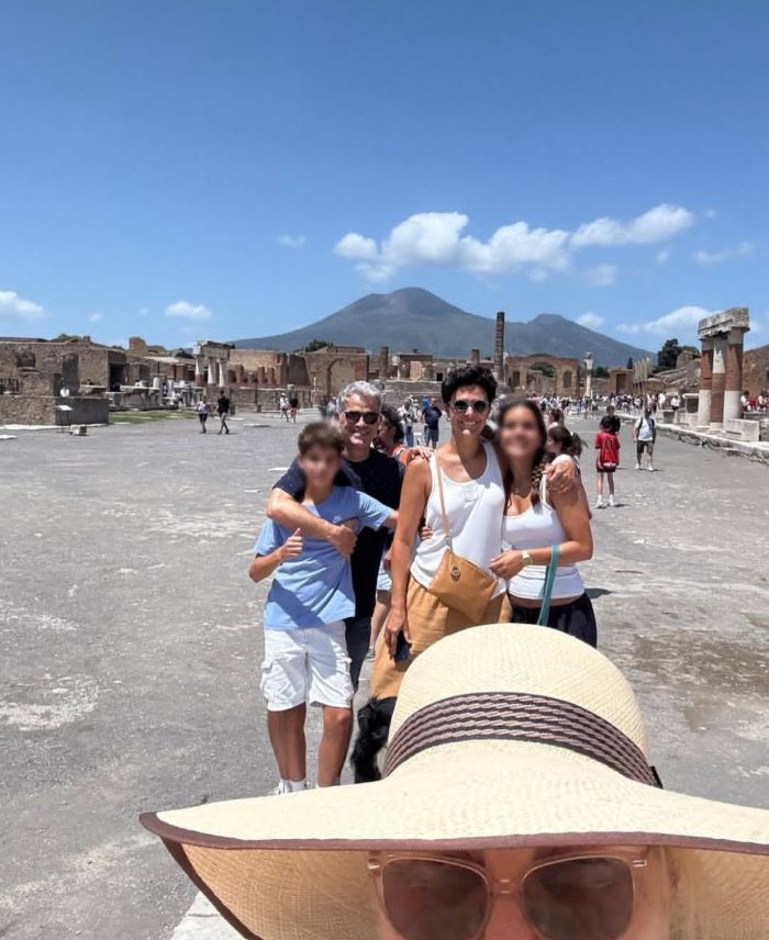 Familia con niños explorando Pompeya durante una visita guiada privada familiar