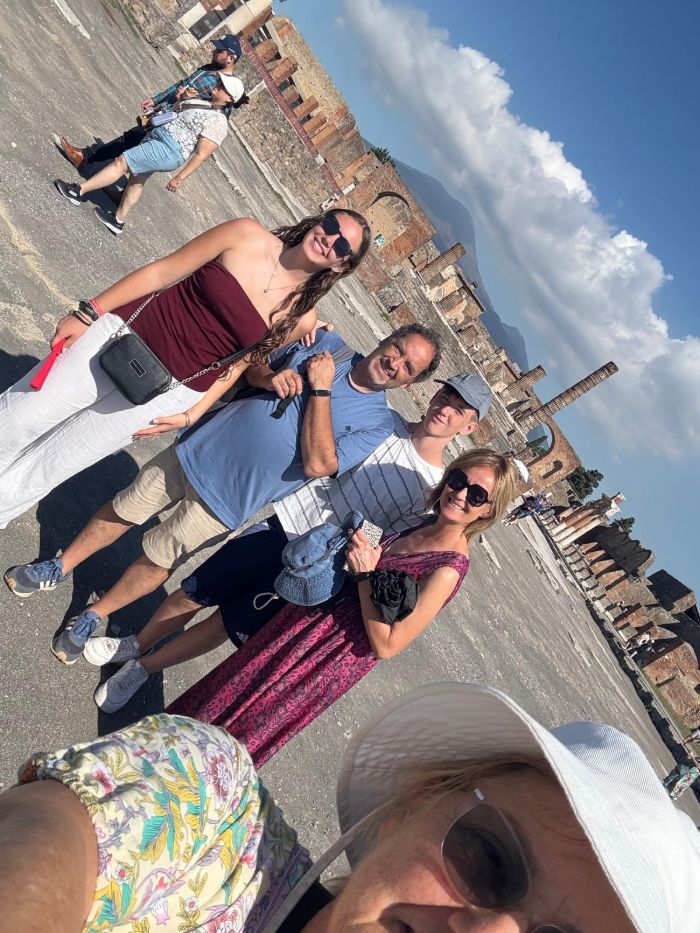 Padres e hijos durante una visita guiada familiar en Pompeya con guía oficial